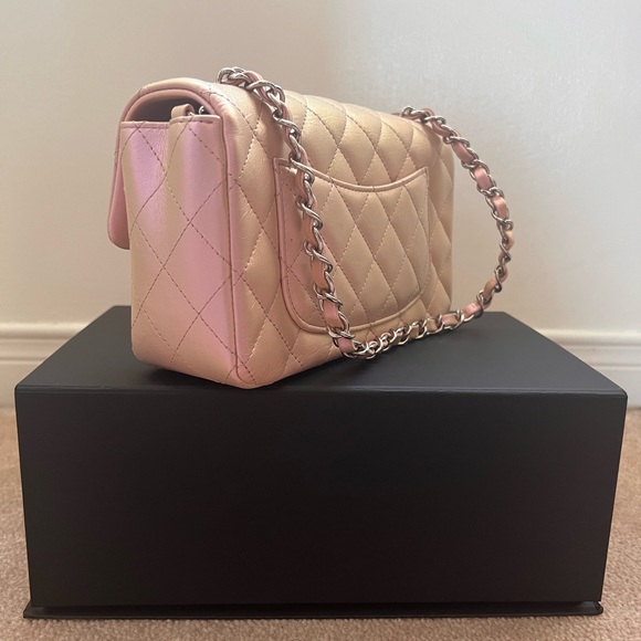 AUTHENTIC - CHANEL MINI - 21K PINK IRIDESCENT - Picture 4 of 11